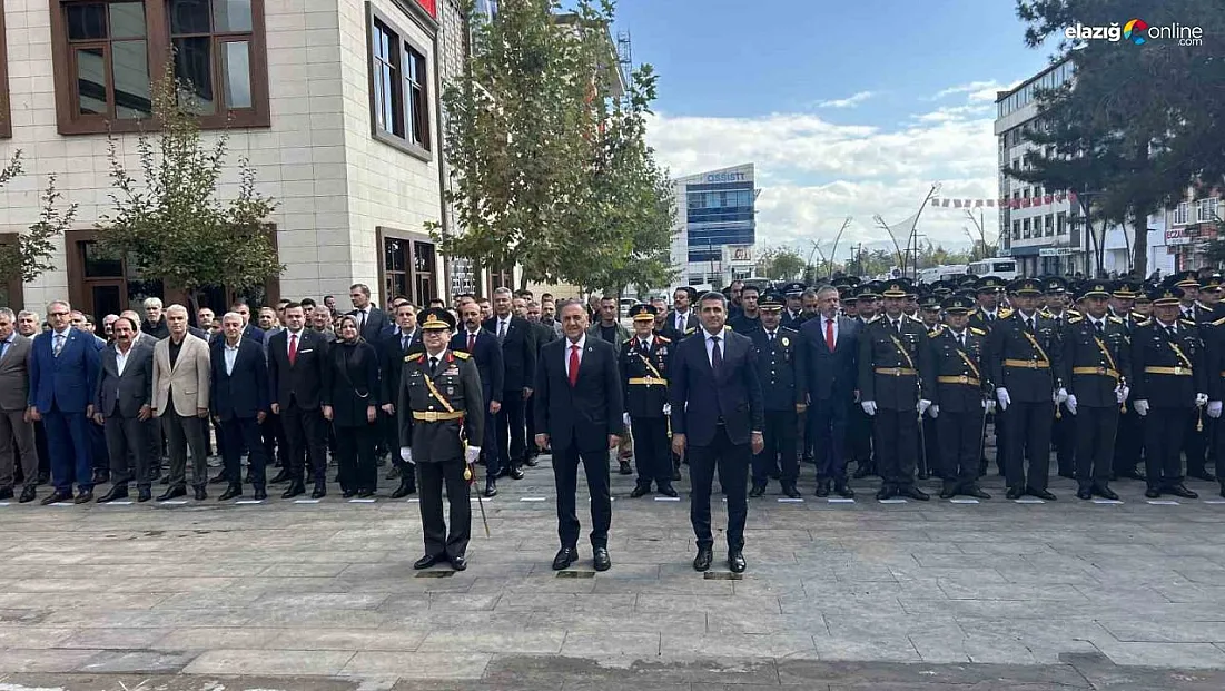 Bingöl'de Cumhuriyet'in 102. yılı kutlamaları çelenk sunumuyla başladı