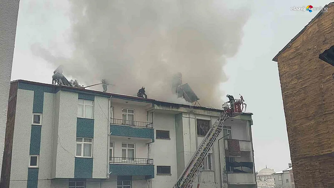 Elazığ’da iki katlı binanın çatısı cayır cayır yandı