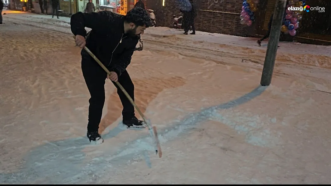 Elazığ'da iş başa düştü! Dükkan girişlerinde kar engelini esnaf aştı