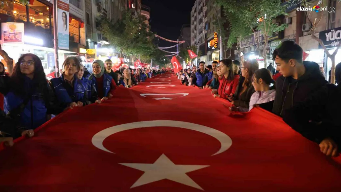 Cumhuriyet’in 101. Yılı Elazığ’da Kutlandı: Fener Alayı Renkli Anlara Sahne Oldu!