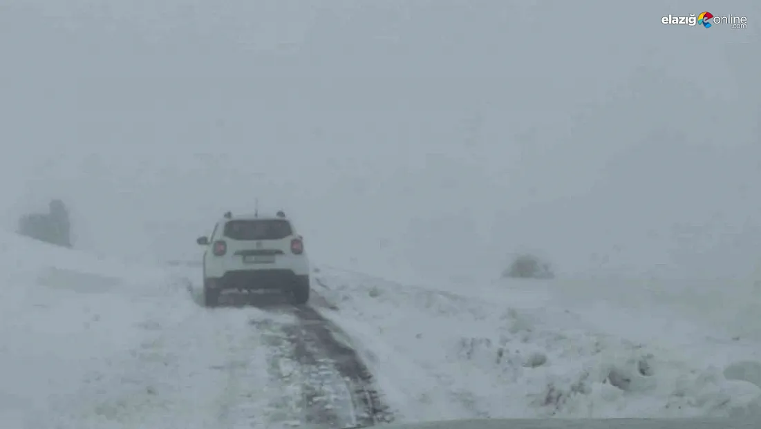 Elazığ'da kar yağışında mahsur kalan araç kurtarıldı!