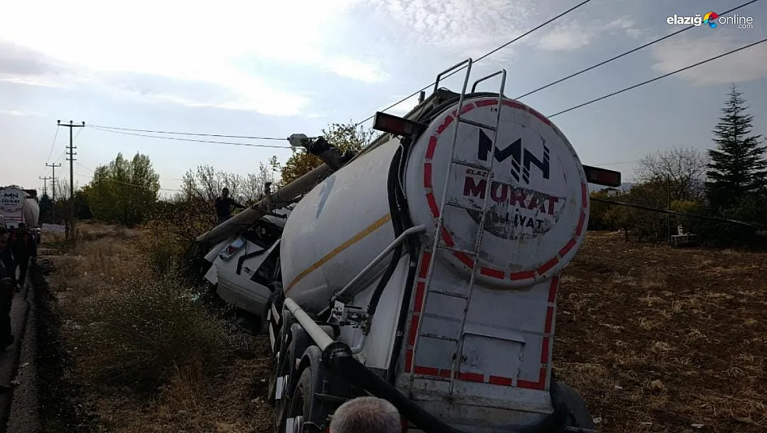 Elazığ’da Trafik Kazası: Kontrolden Çıkan Tır Elektrik Direğine Girdi!