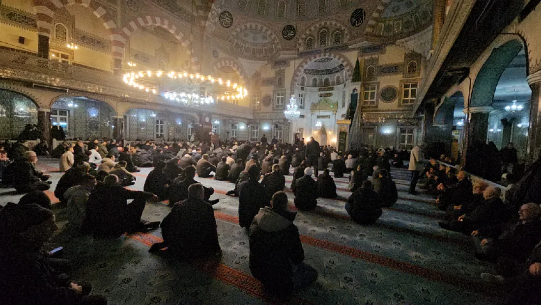 Dillerde dua, gönüllerde huzur: Elazığ camilerinde Berat Gecesi yoğunluğu