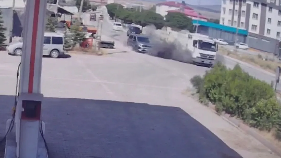 Elazığ-Bingöl Yolunda Korkutan Kaza: Lastiği Patlayan Kamyon Tel Örgülere Çarptı!