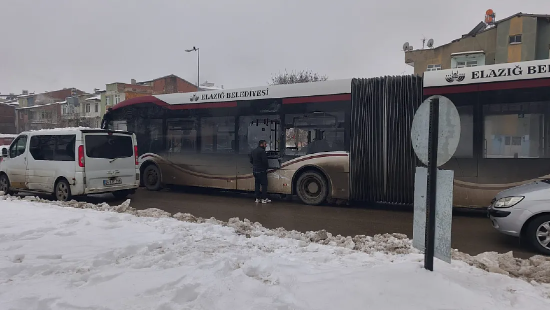 Kamyon otobüse çarptı, şehir trafiği kilitlendi!