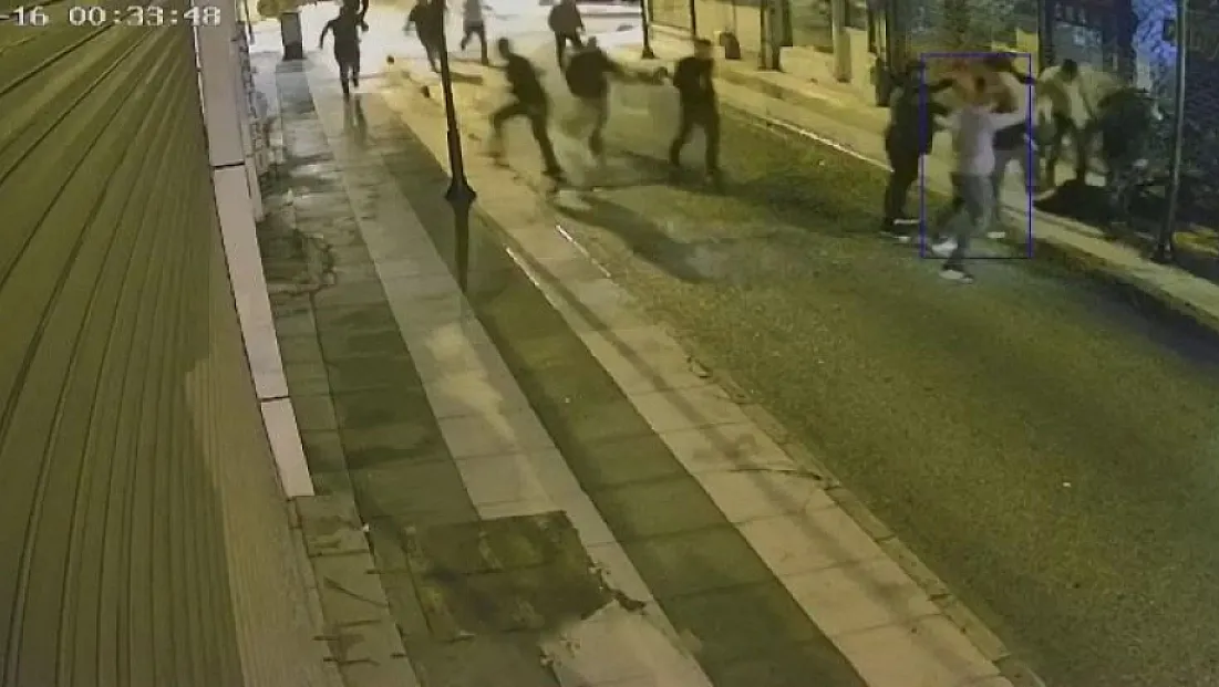 Elazığ’da Sokak Ortasında Linç Gibi Saldırı! 10 Kişilik Grup Şahsı Darp Etti!