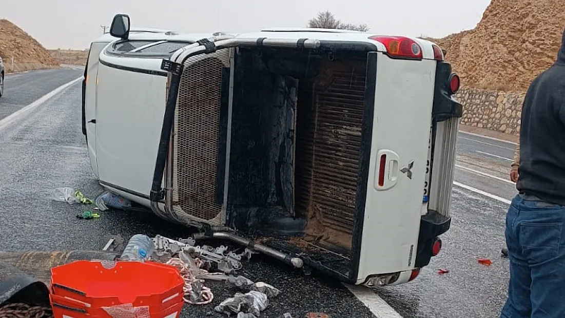 Elazığ’da Yağış Kazaya Yol Açtı: Kamyonet Devrildi, Yetkililer Uyardı!