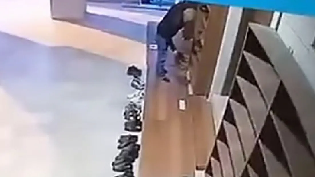 Elazığ pes dedirten görüntü: Eskiyi bıraktı, yeni botu giyip gitti