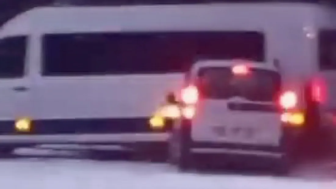 Elazığ’da kaza anı kamerada: Kar kaplı yolda frenler yetmedi!