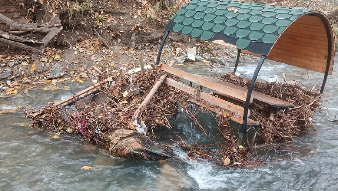 Elazığ Palu’da Teke Deresi Taştı! Banklar ve Çöp Konteynerleri Sulara Kapıldı!