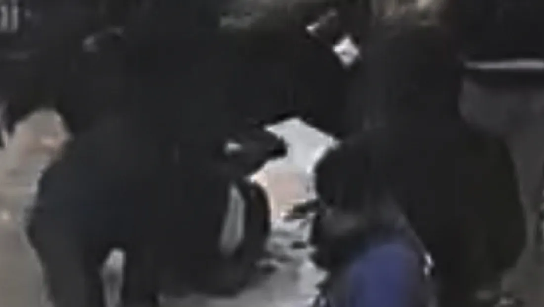 Sözlü düello tekmeli tokatlı kavgaya dönüştü: Esnaf zor ayırdı