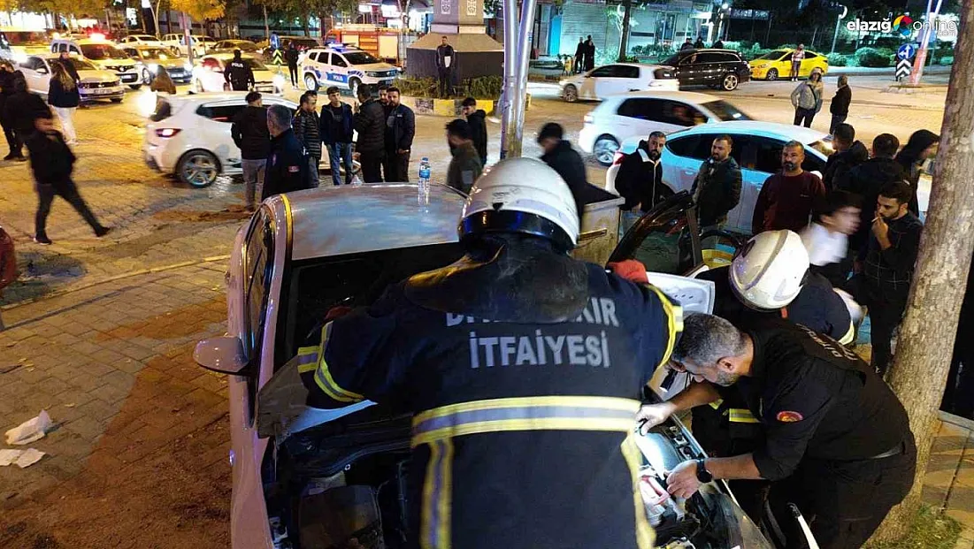 Otomobil, iş yeri merdivenine çarptı: 4 yaralı