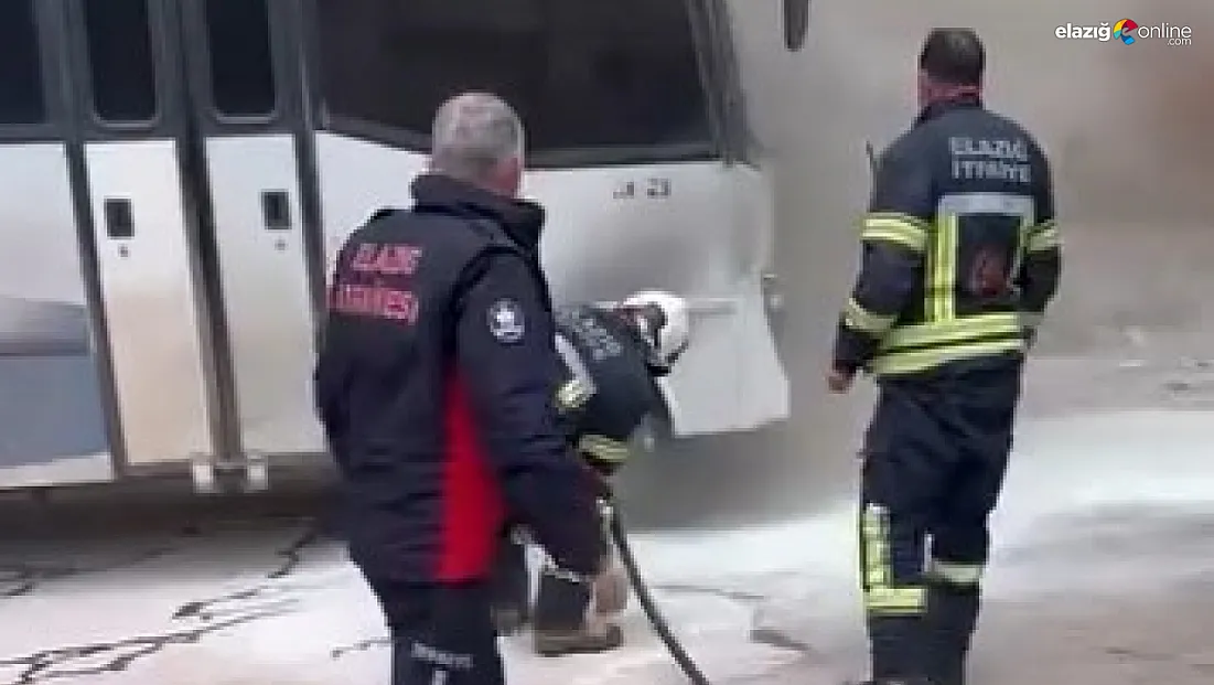 Elazığ’da Park Halindeki Midibüste Çıkan Yangın Korkuttu
