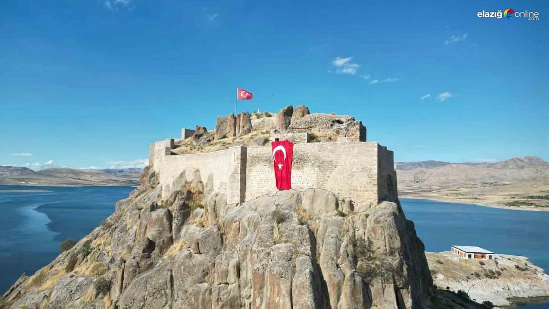 Tarihi kalenin surlarına 50 metrekarelik dev Türk bayrağı asıldı