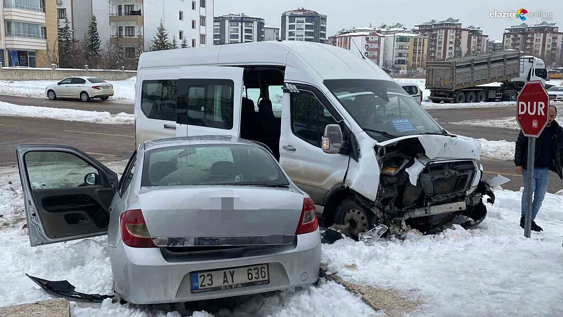Ataşehir’de minibüs ile otomobil çarpıştı: 4 yaralı