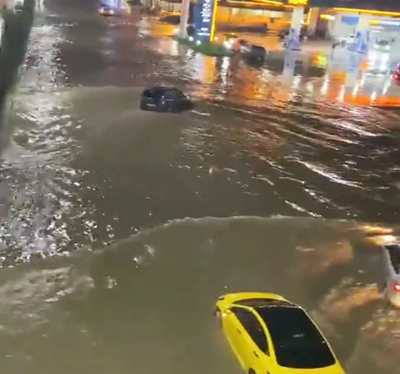 Elazığ'da sağanak etkili oldu, yollar göle döndü