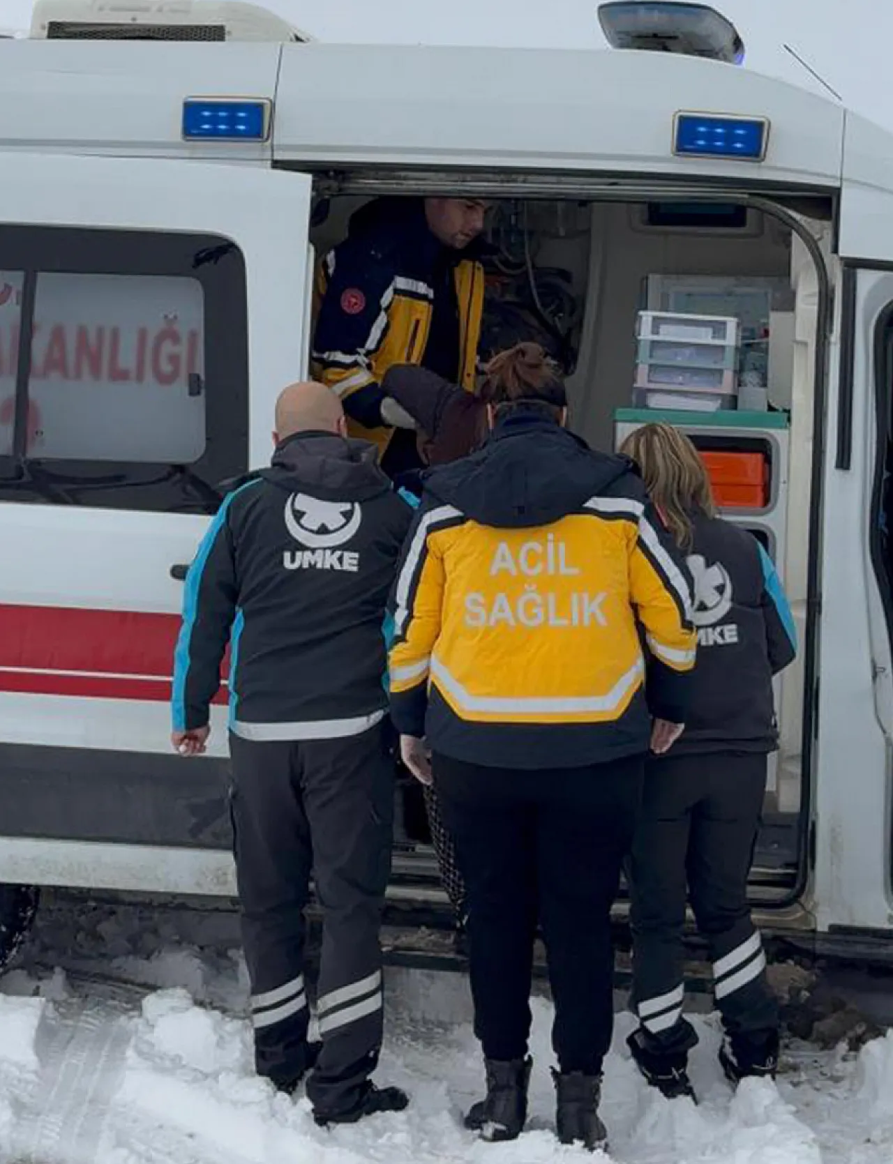 Kar geçit vermedi, Elazığ UMKE engelleri aşarak yetişti