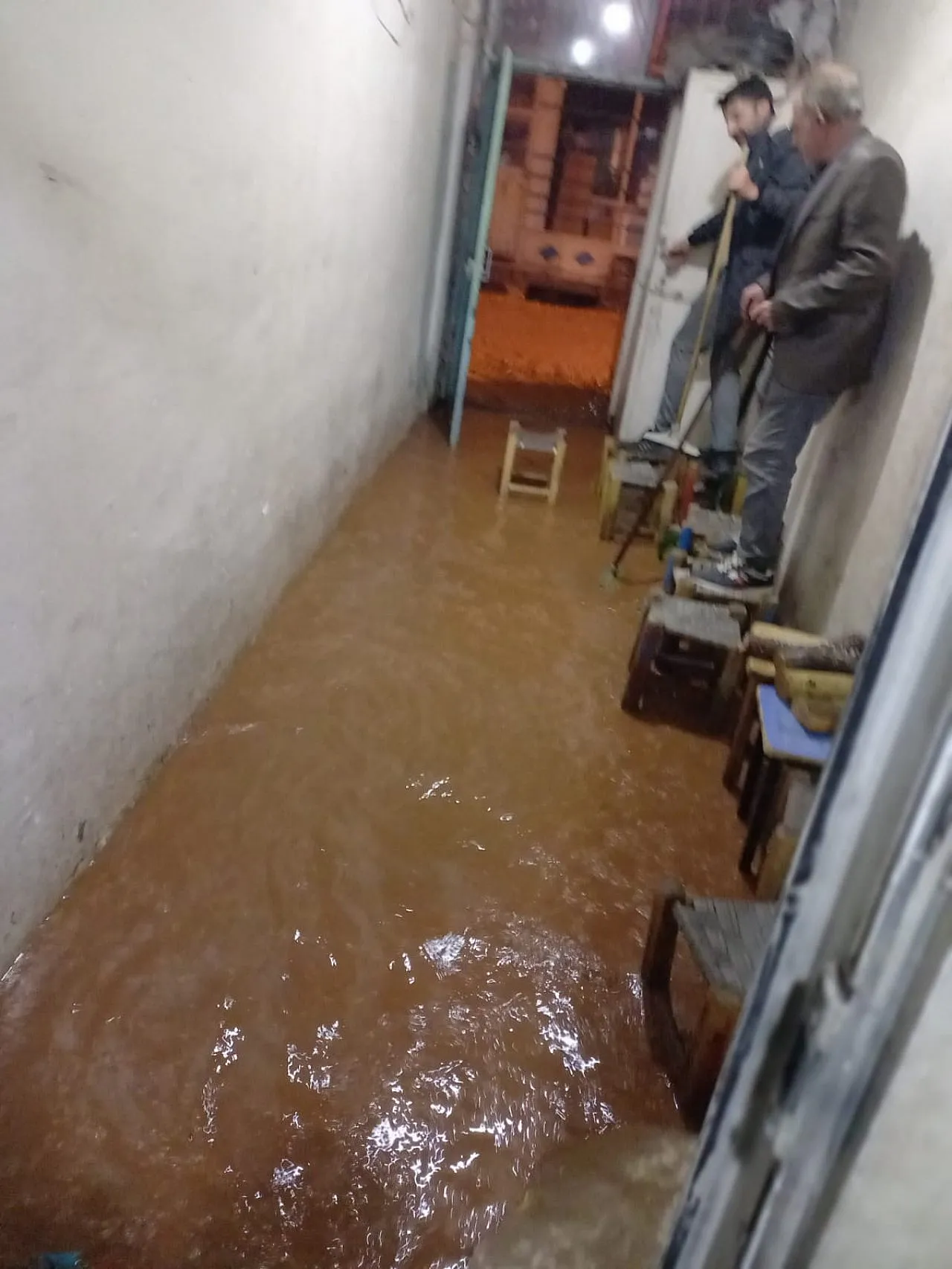 Maden'de iş yerlerini su bastı! Vatandaşlar zor anlar yaşadı