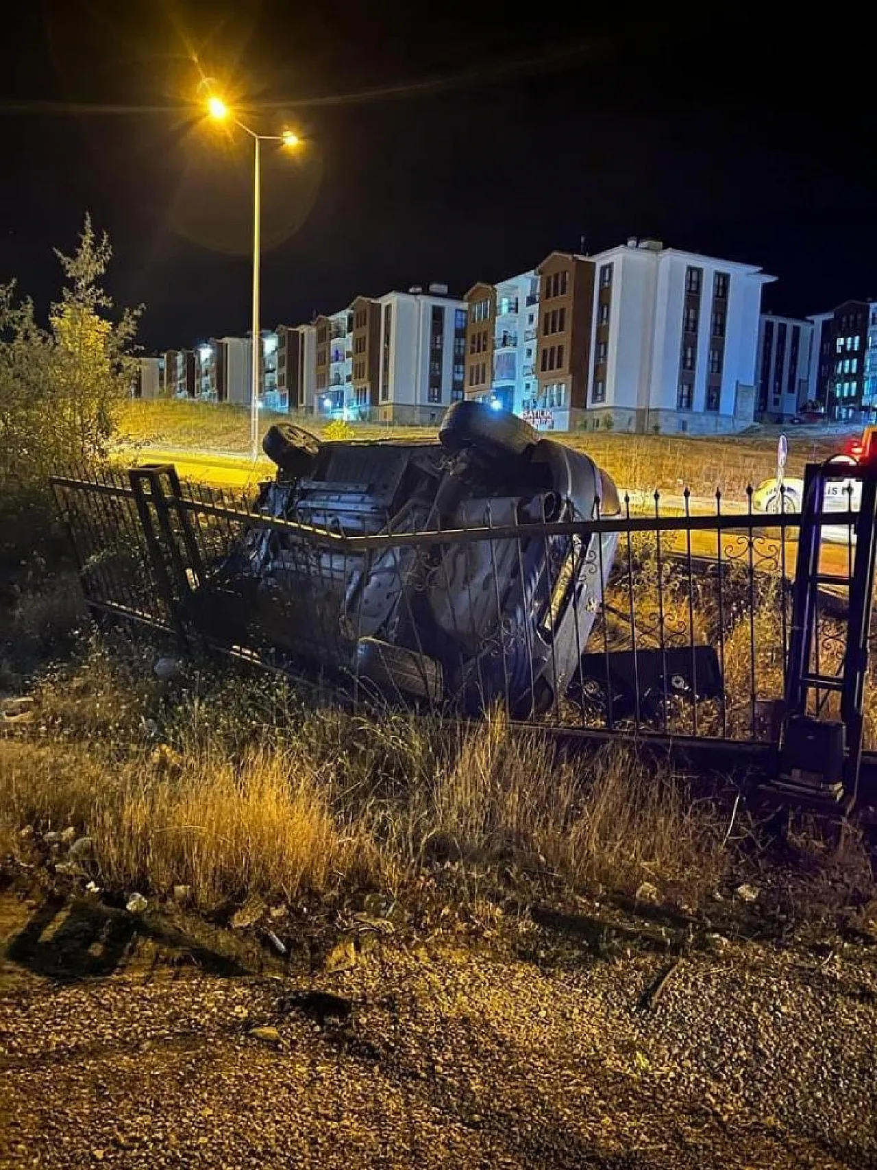 Elazığ'da bahçeye yuvarlanan otomobilde 1 kişi yaralandı
