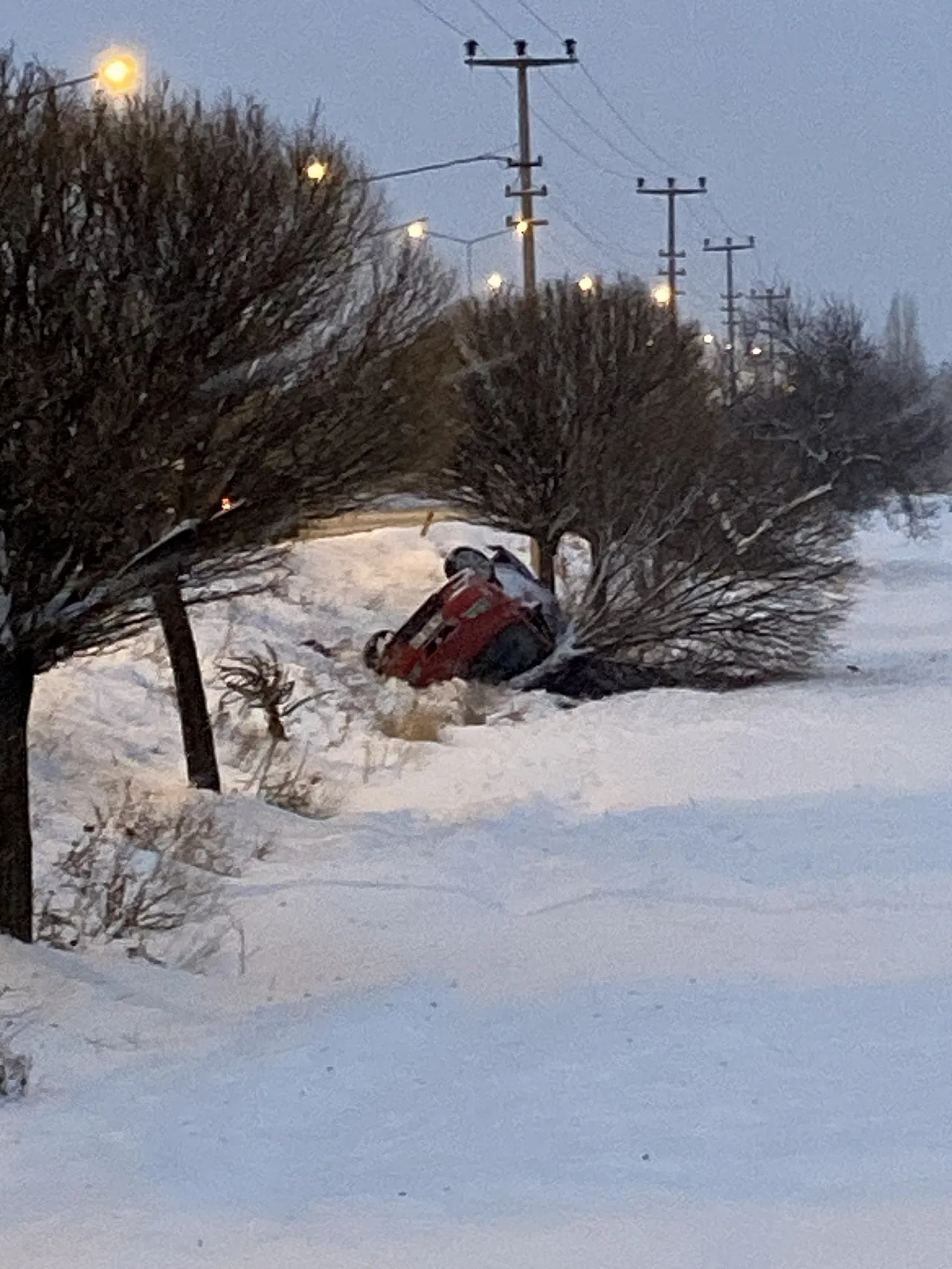 Elazığ'da otomobil devrildi