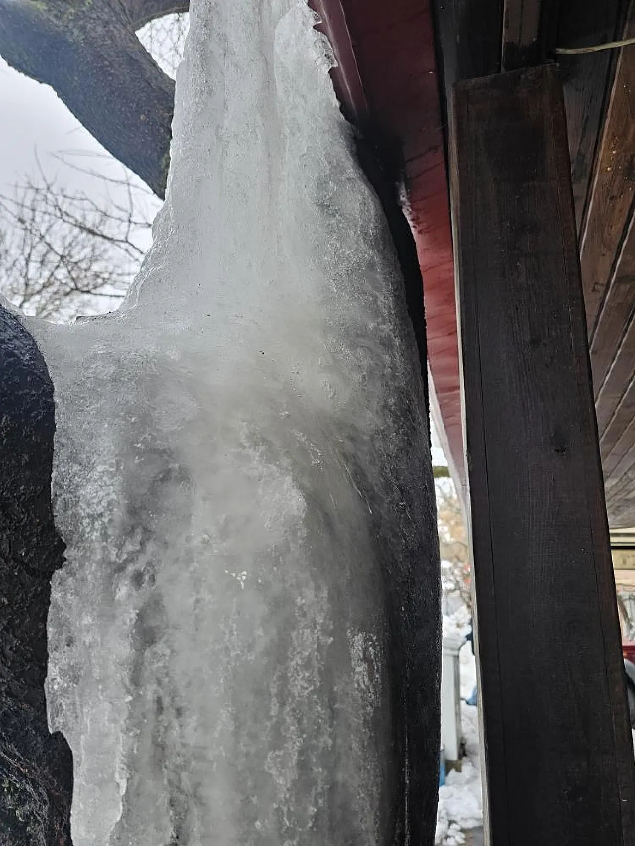 Harput buz kesti: Tarihi mahallede çatılardan metrelerce sarkıtlar oluştu!
