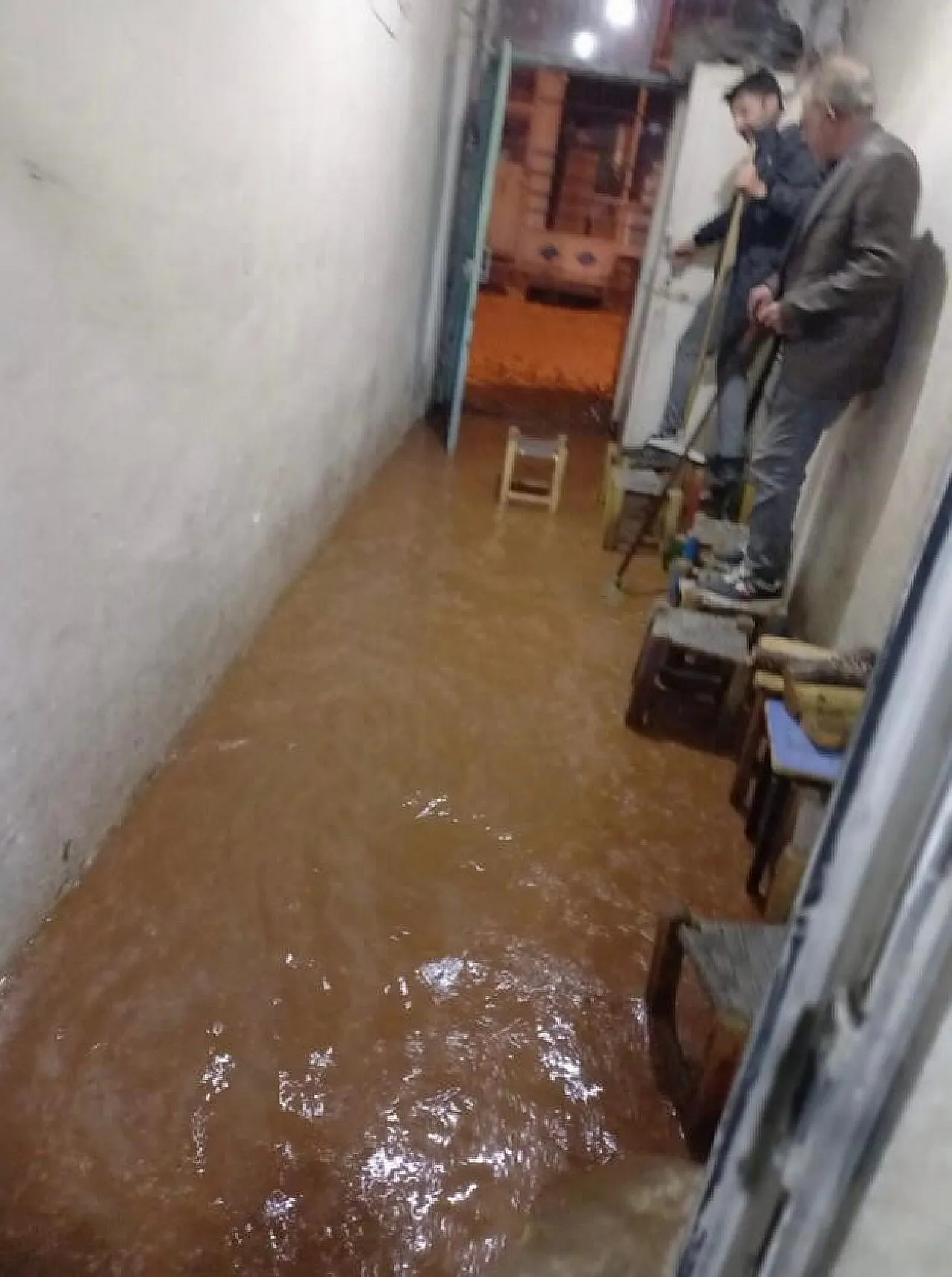 Elazığ'da sağanak sonrası iş yerlerini su bastı, yollar zarar gördü