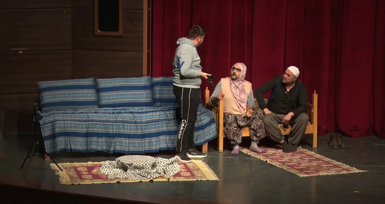 Elazığ'da Kültür ve Sanat Rüzgarı: Sanatseverler 'Bedogiller' ile Eğlendi!