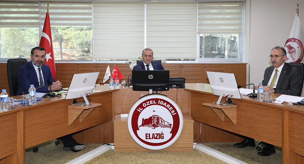 Hazar Gölü'nde kaçak yapılaşma ile mücadele hız kazandı: Vali Hatipoğlu Başkanlığında toplantı