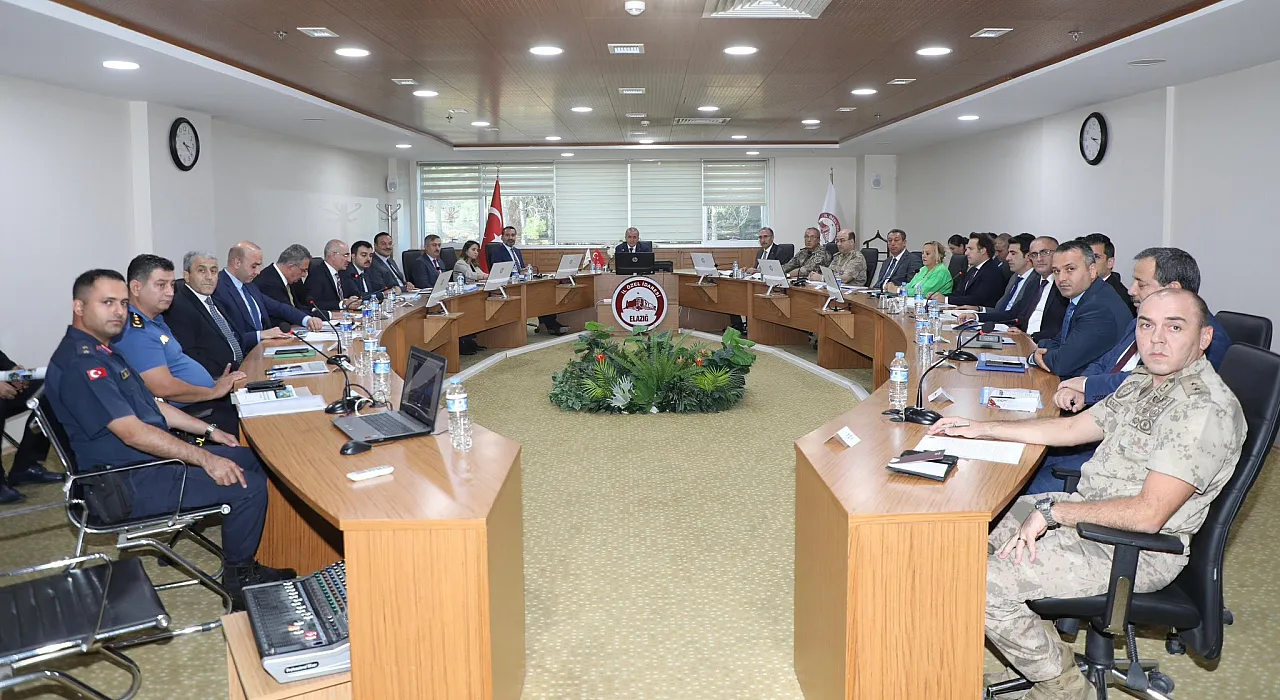 Hazar Gölü'nde kaçak yapılaşma ile mücadele hız kazandı: Vali Hatipoğlu Başkanlığında toplantı