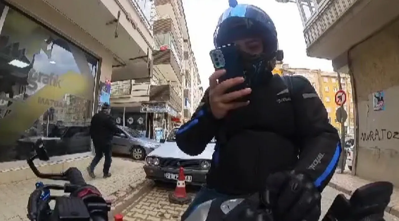 Motosiklet sürücüsü davranışıyla gönülleri fethetti