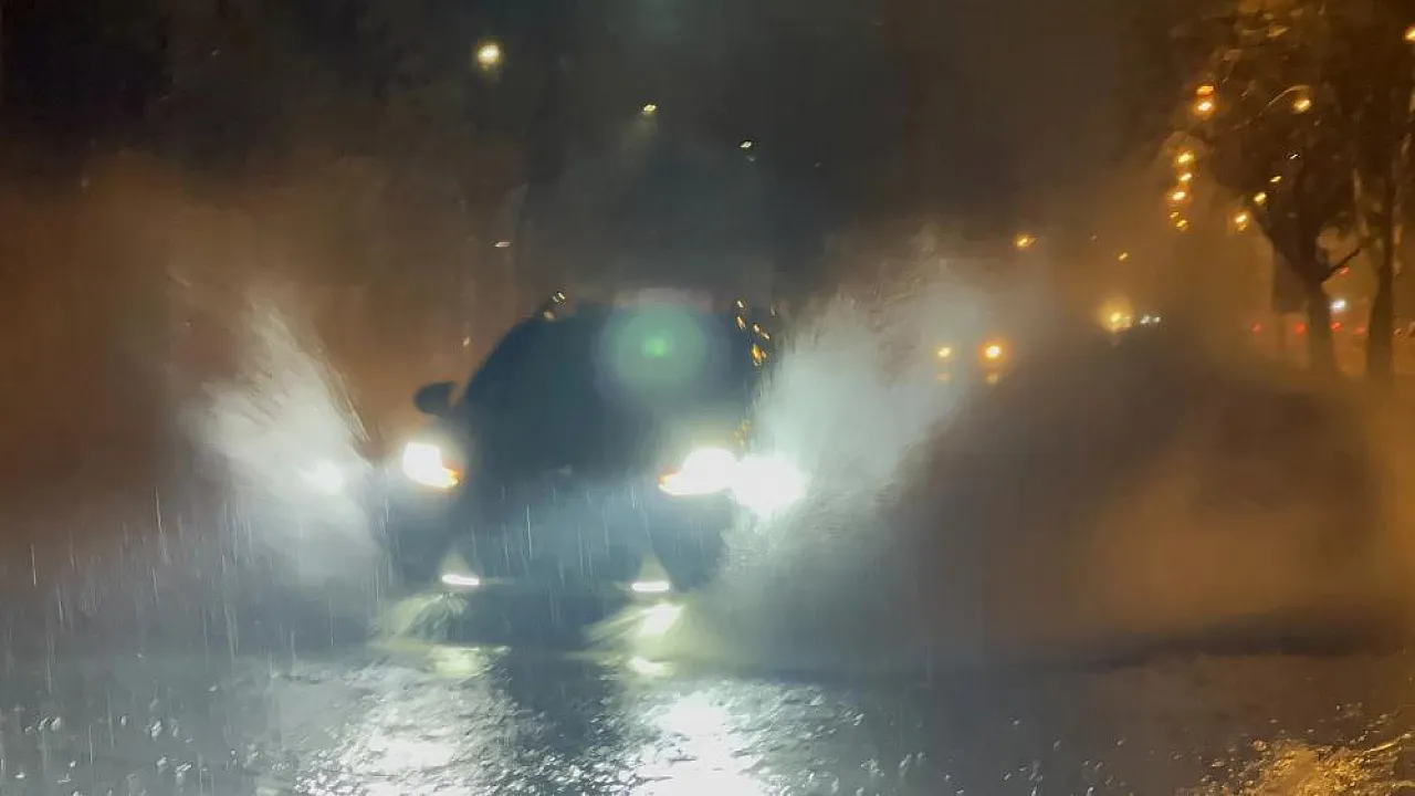 Elazığ'da sağanak etkili oldu, yollar göle döndü