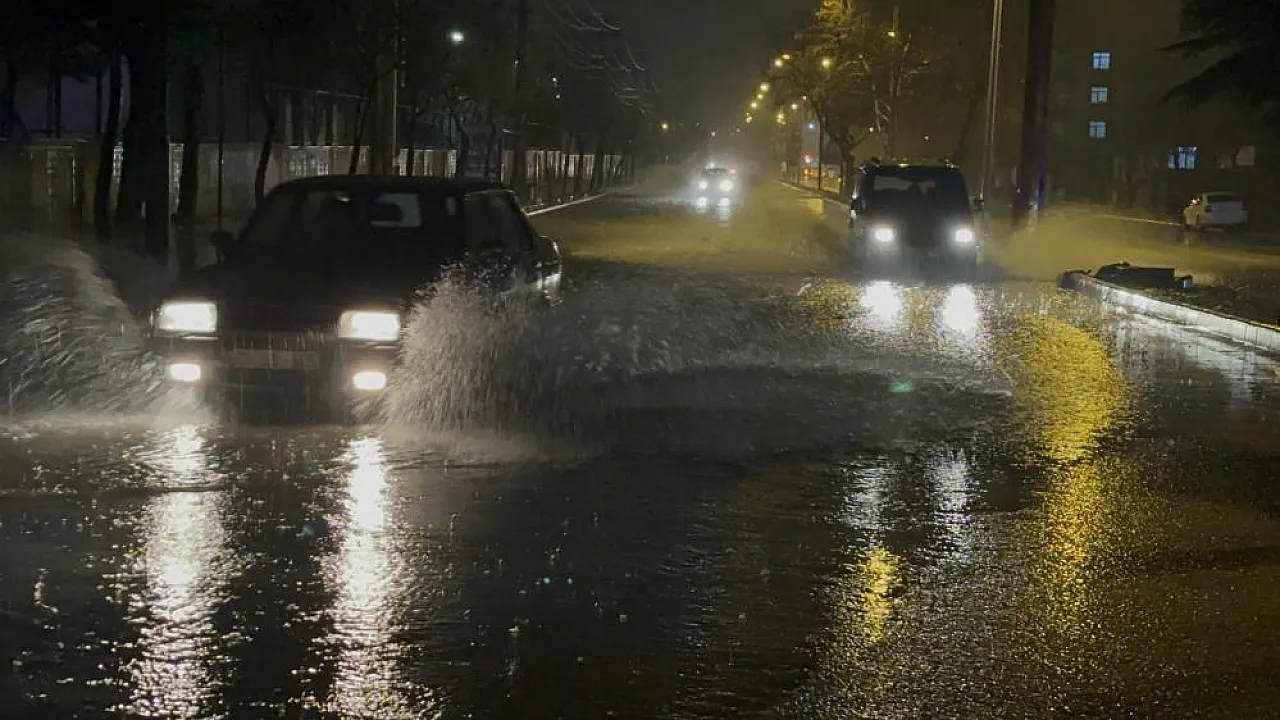 Elazığ'da sağanak etkili oldu, yollar göle döndü