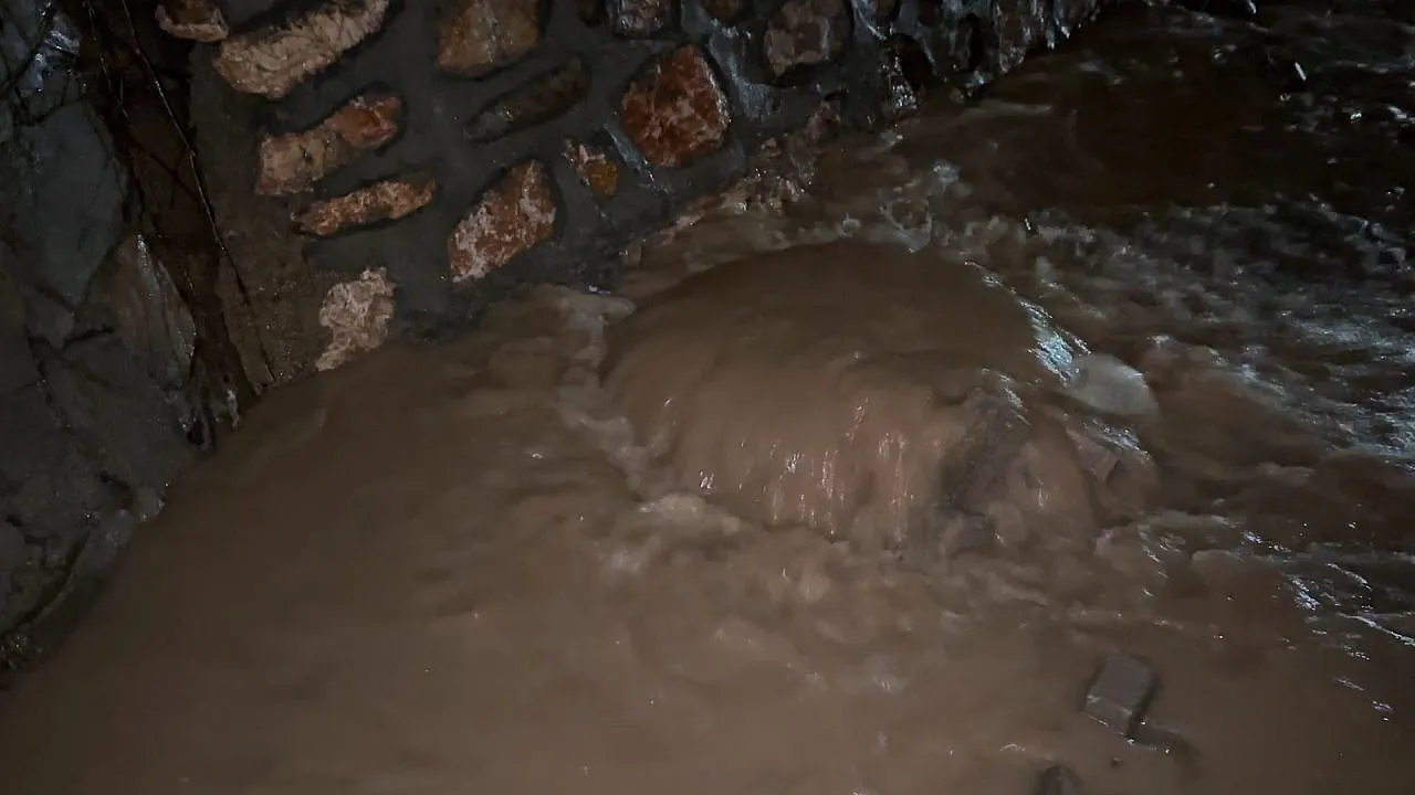 Elazığ'a şiddetli yağış: Rögarlar taştı, alt geçitleri su bastı