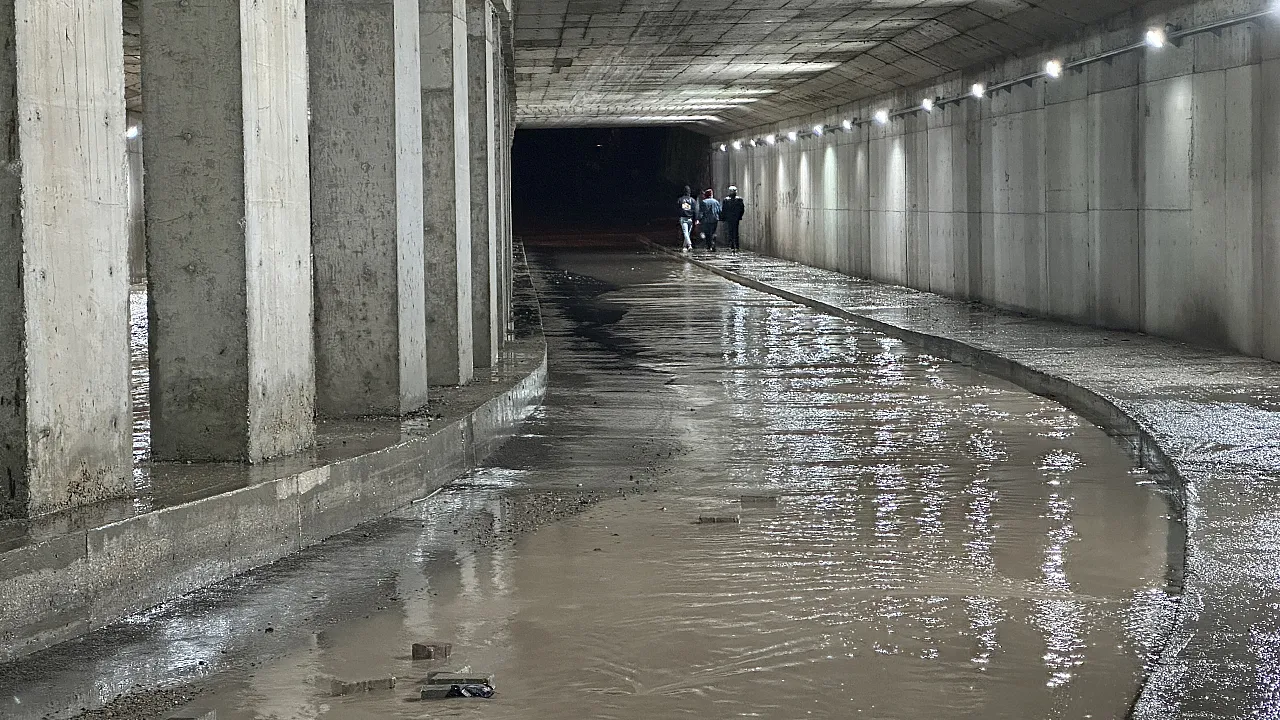 Elazığ'a şiddetli yağış: Rögarlar taştı, alt geçitleri su bastı