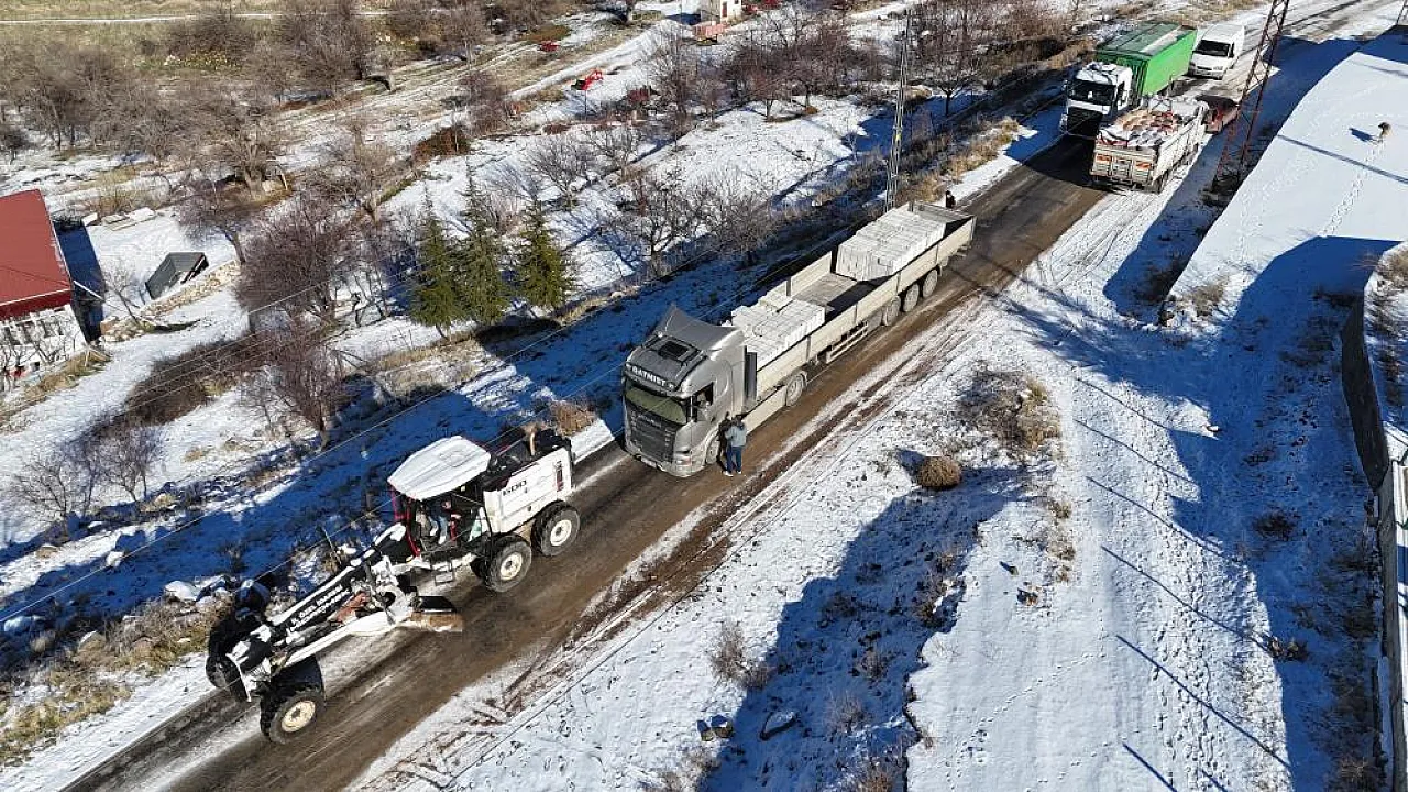 Yolda mahsur kalan tırın imdadına İl Özel İdaresi ekipleri yetişti