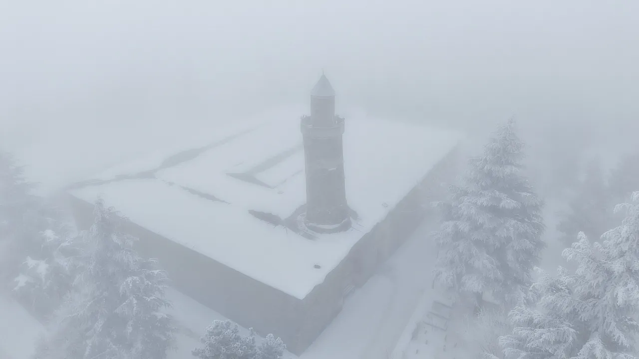 Harput'ta masalsı kış: Sis bulutları 4 bin yıllık tarihi kuşattı