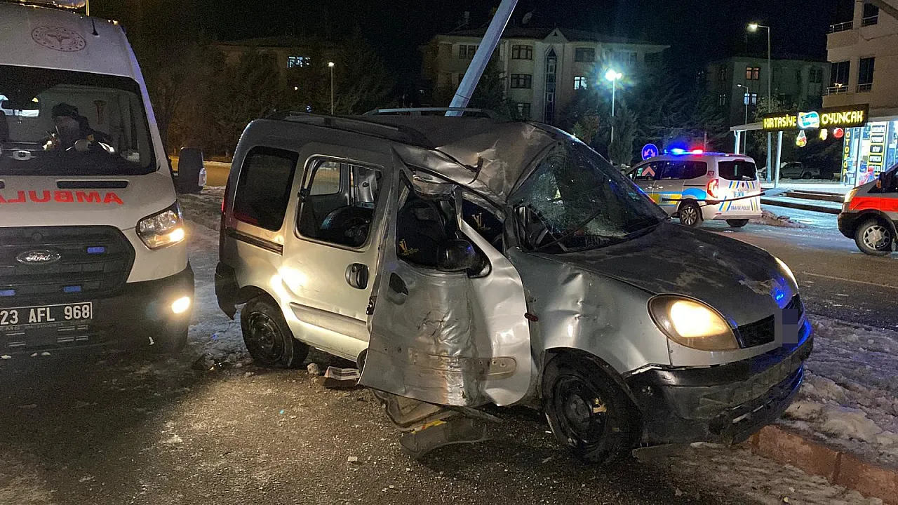 Hafif ticari araç direğe çarptı: 1'i ağır 4 yaralı