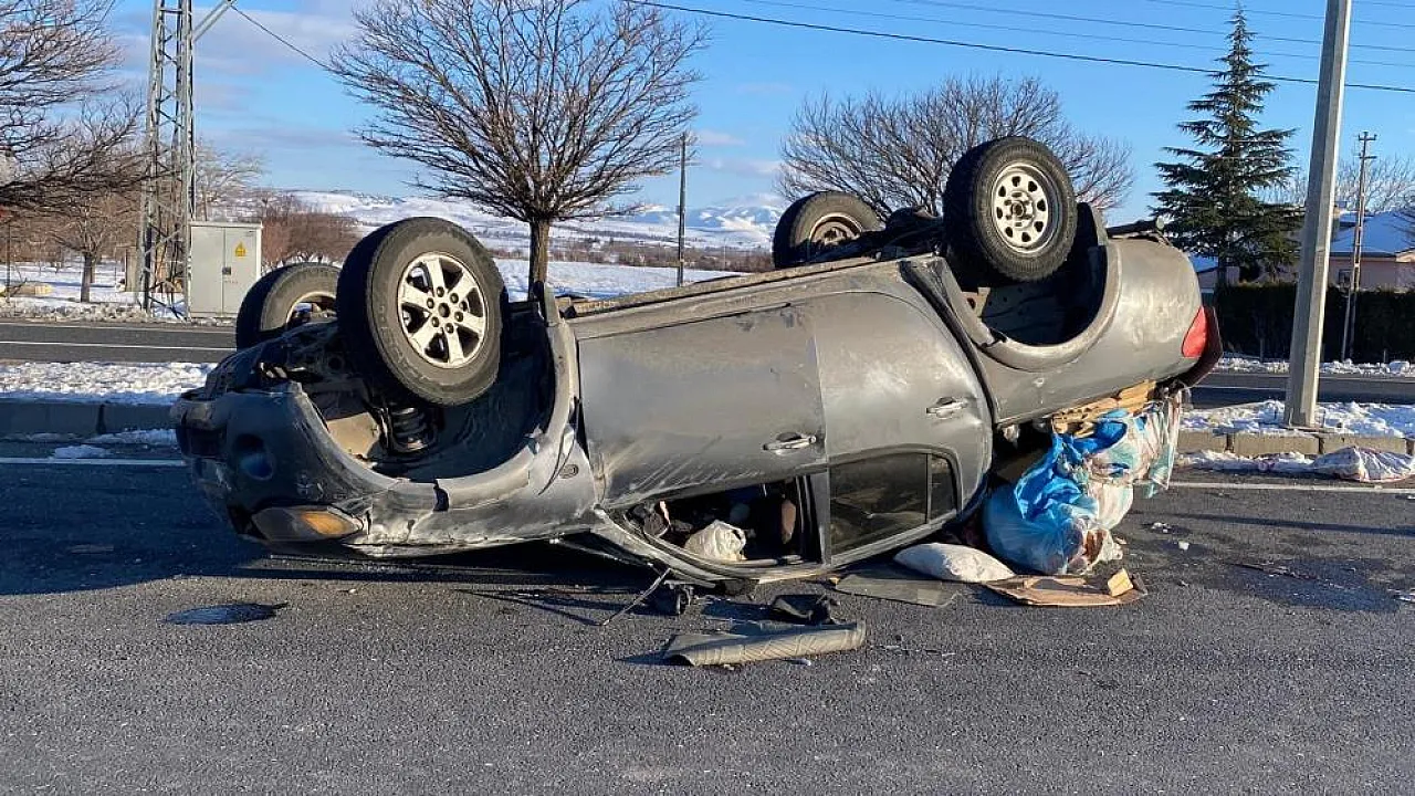 Elazığ-Malatya yolunda korkutan kaza: Pikap takla attı, 3 yaralı