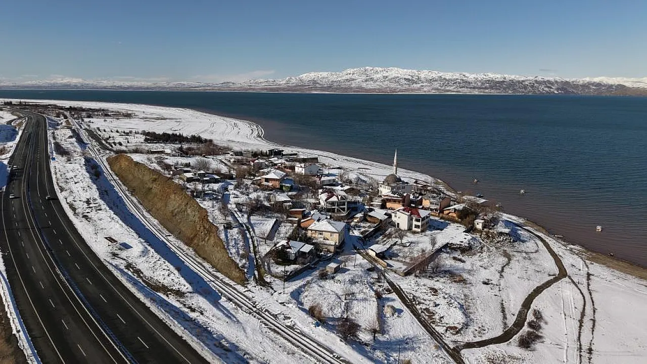 Görenler Ege kasabası sanıyor! İşte beyaz ve mavinin buluştuğu o manzara