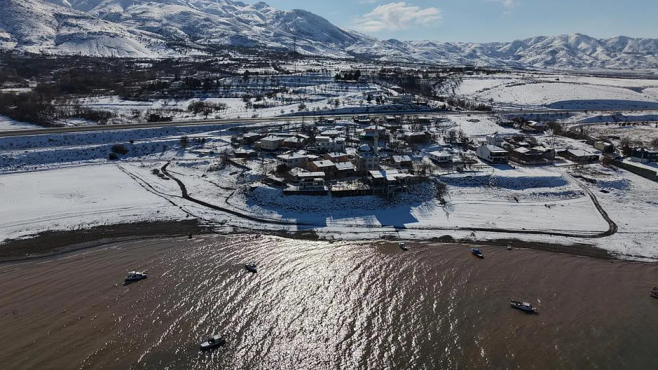 Görenler Ege kasabası sanıyor! İşte beyaz ve mavinin buluştuğu o manzara