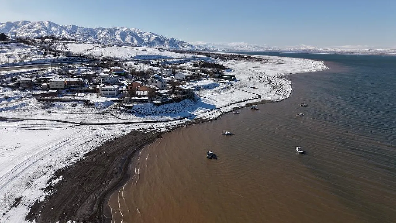 Görenler Ege kasabası sanıyor! İşte beyaz ve mavinin buluştuğu o manzara