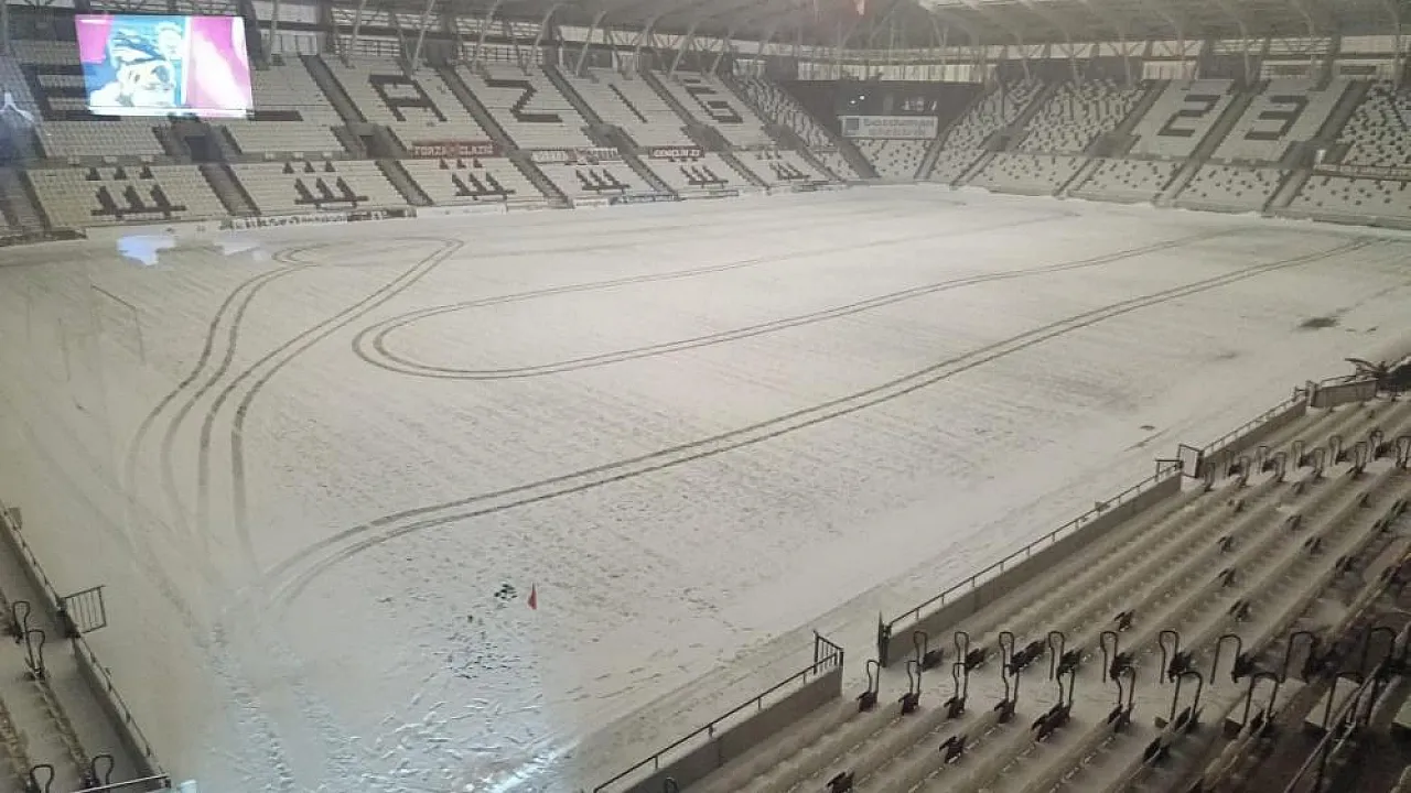 Kar bastırdı, ekipler sahaya indi: Elazığspor-Ankaragücü maçı oynanacak mı?