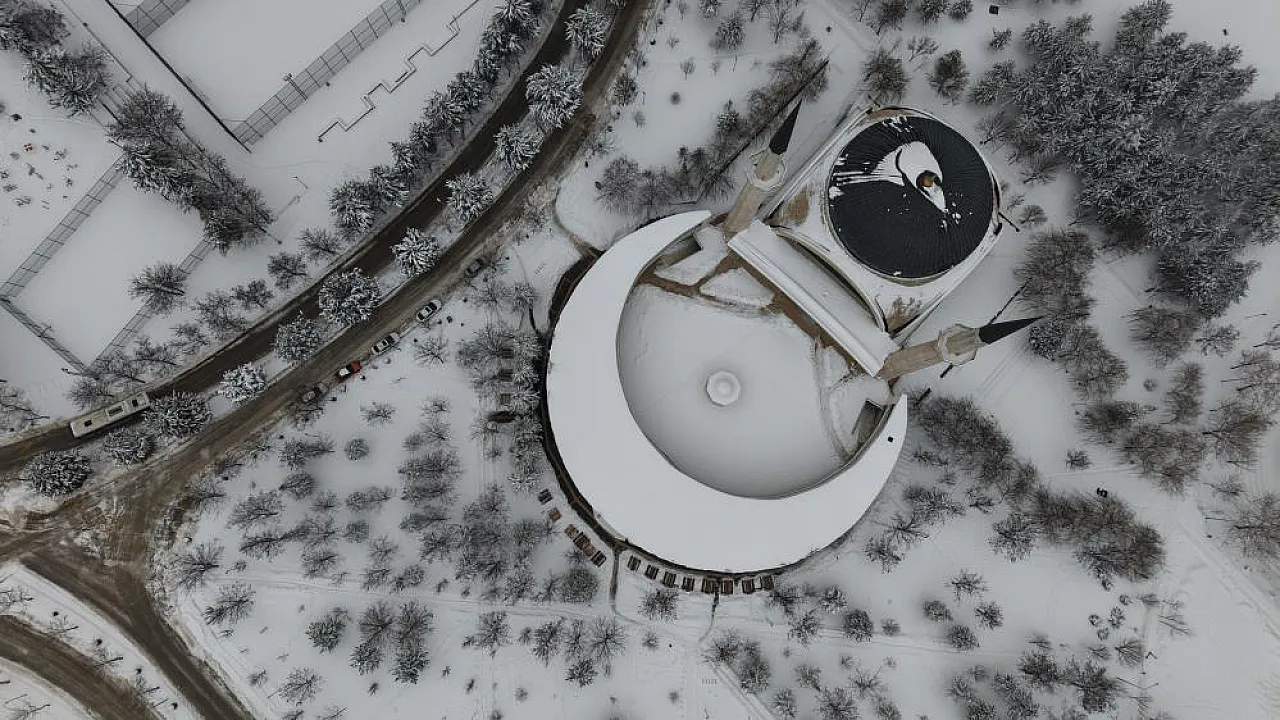 Binaların arasında saklı bir kış bahçesi: Beyaz esaret değil, beyaz zarafet!