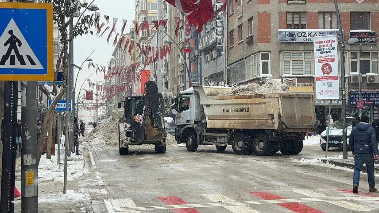 Esnafın yüzü güldü, yollar nefes aldı: Elazığ'da kar temizliği tam gaz