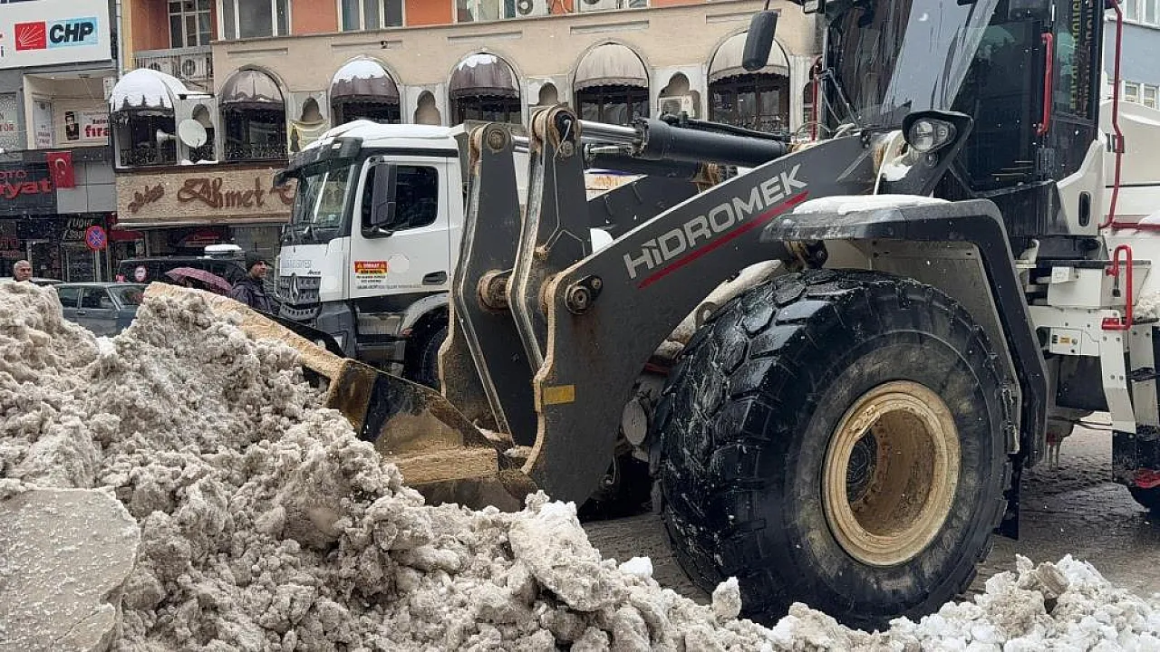 Esnafın yüzü güldü, yollar nefes aldı: Elazığ'da kar temizliği tam gaz