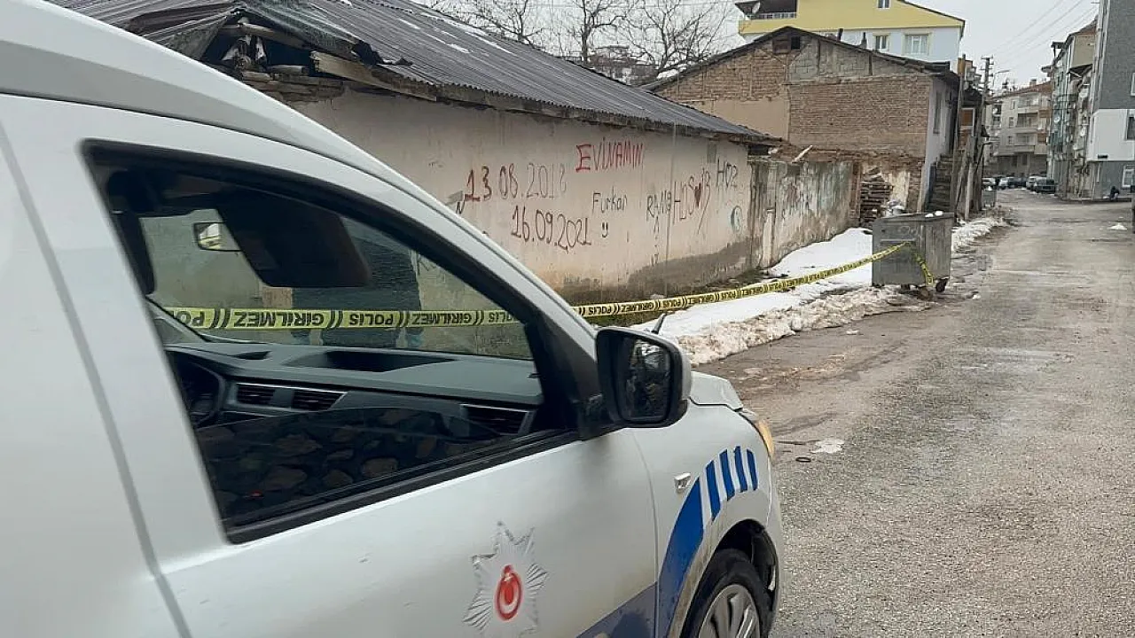 Polisten kaçamadı! Elazığ'da rastgele ateş açan şüpheli silahıyla yakalandı