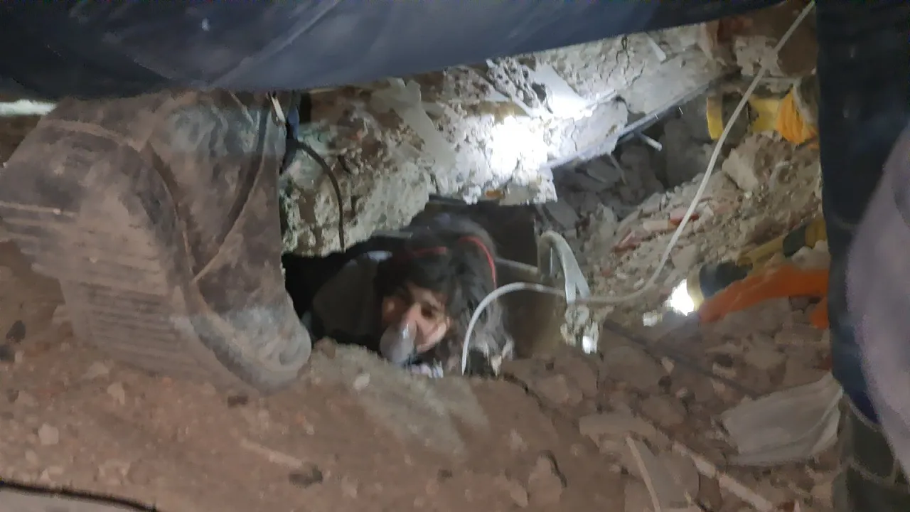 40. Saatte Gelen Mucize: Elazığlı İtfaiyeciler Aysima'yı Malatya Enkazından Çekip Aldı