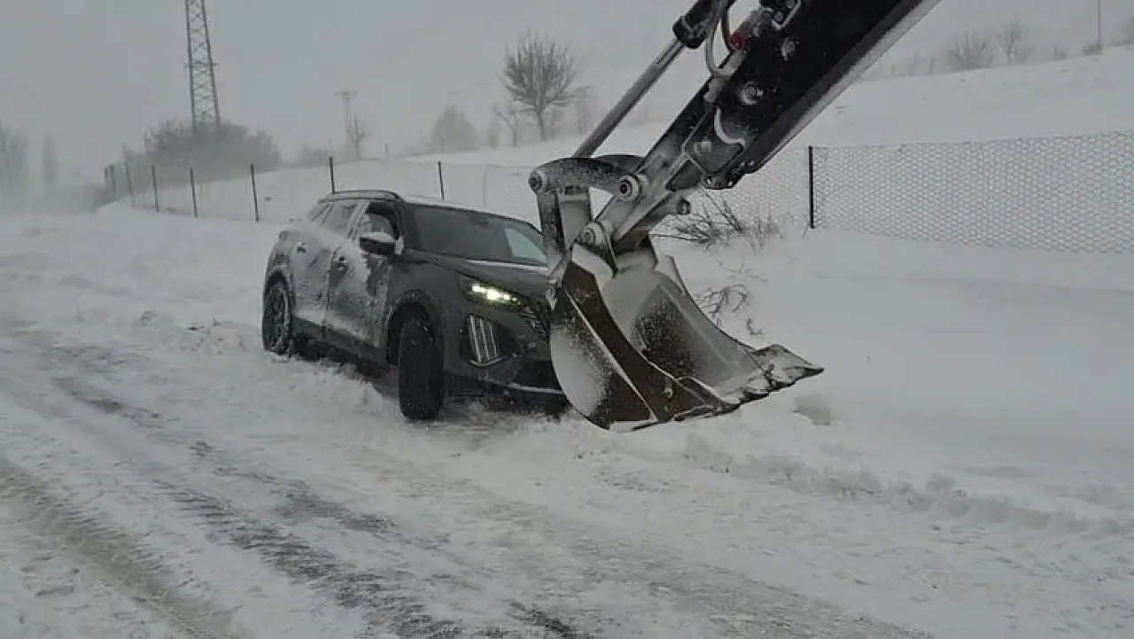 Elazığ'da karda mahsur kalan araçlar kurtarıldı