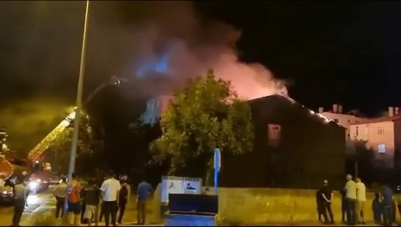 Elazığ'da korkutan çatı yangını! Yangının adresi Kırklar Mahallesi