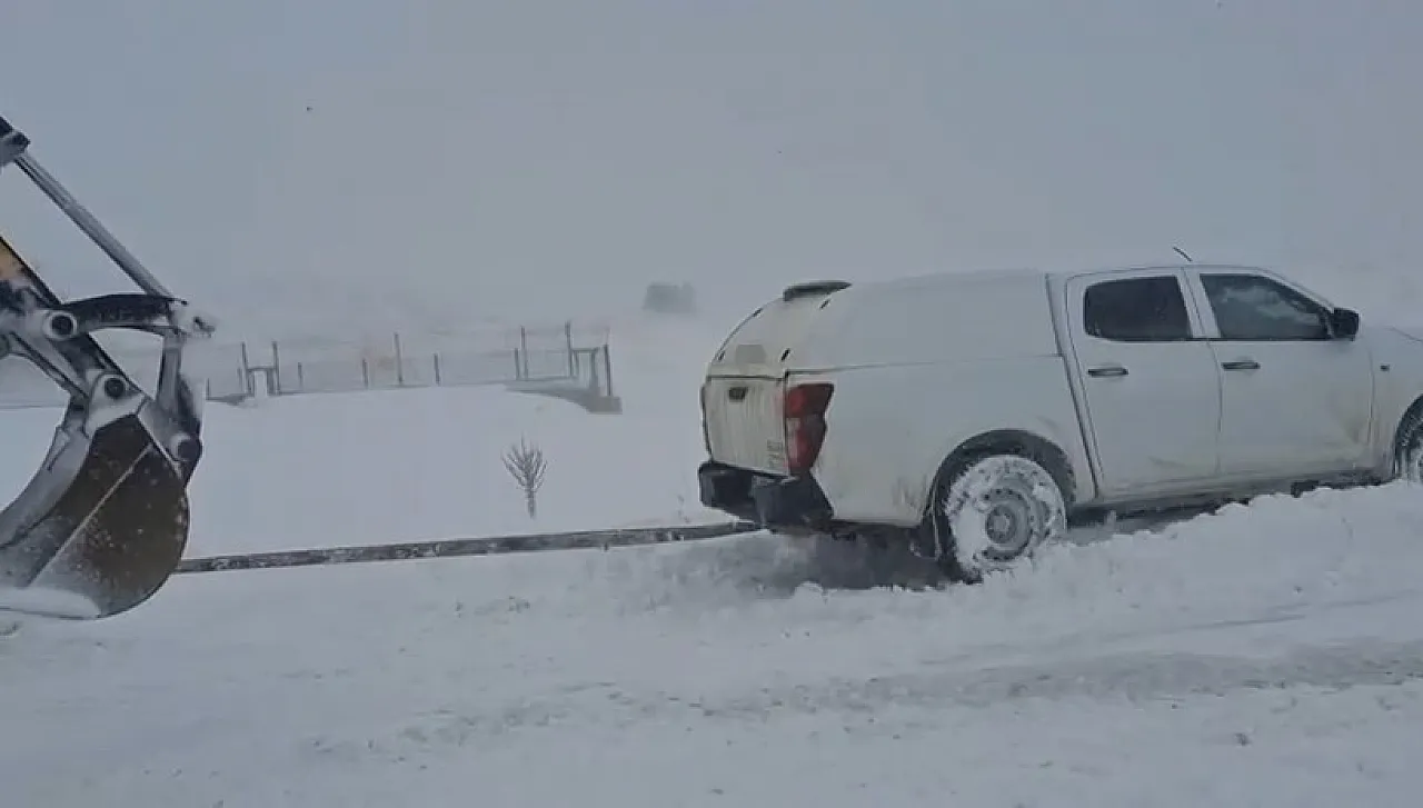 Elazığ'da karda mahsur kalan araçlar kurtarıldı